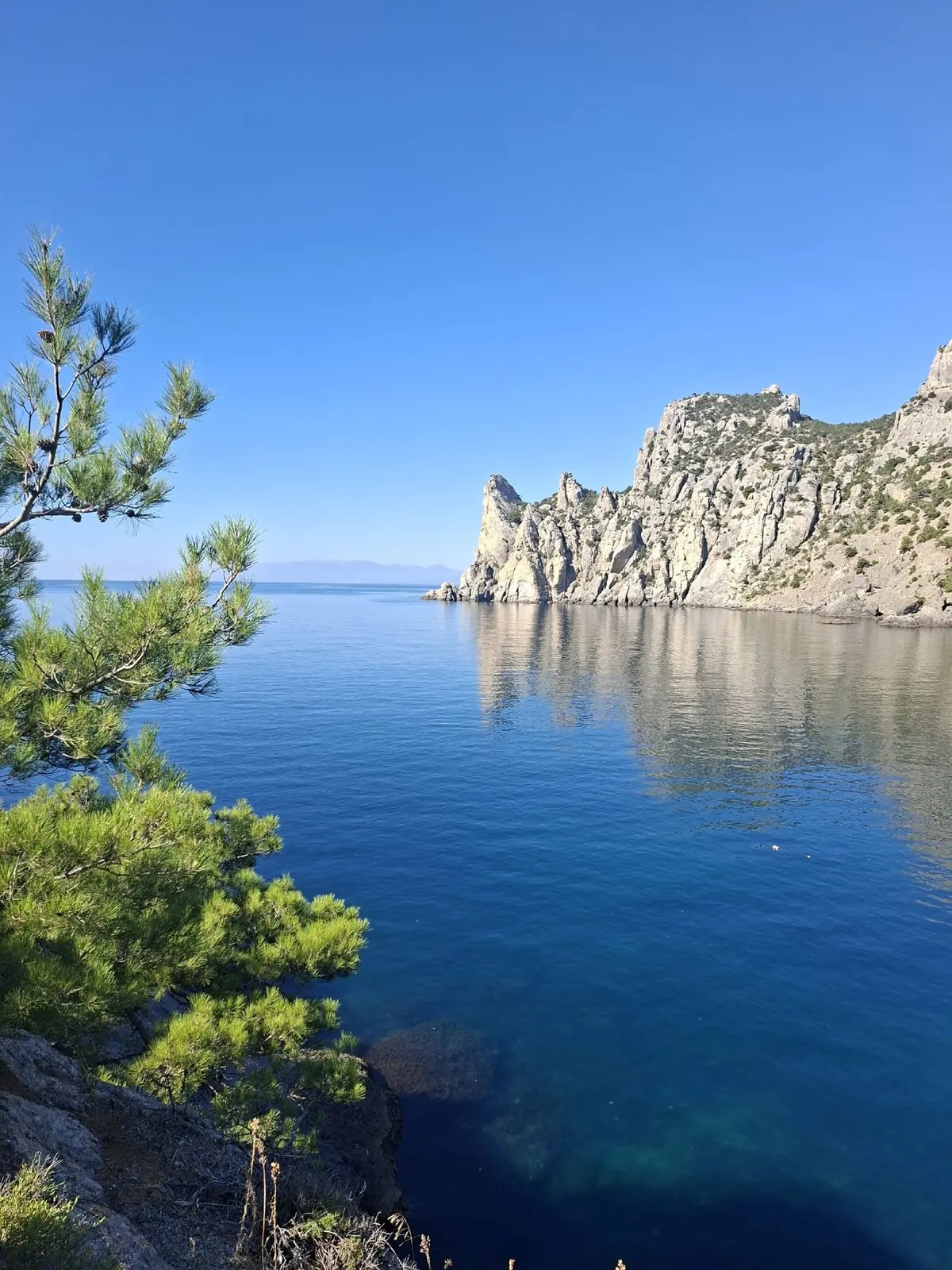 Скалы и море у Голицынской тропы